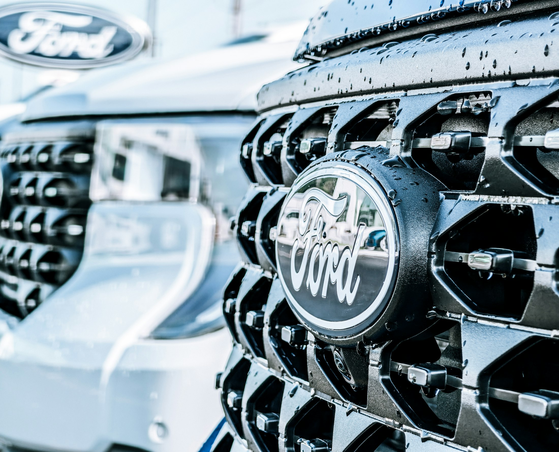 Ford Fahrzeuge auf dem Händlerhof – Kühlergrill mit Ford-Logo