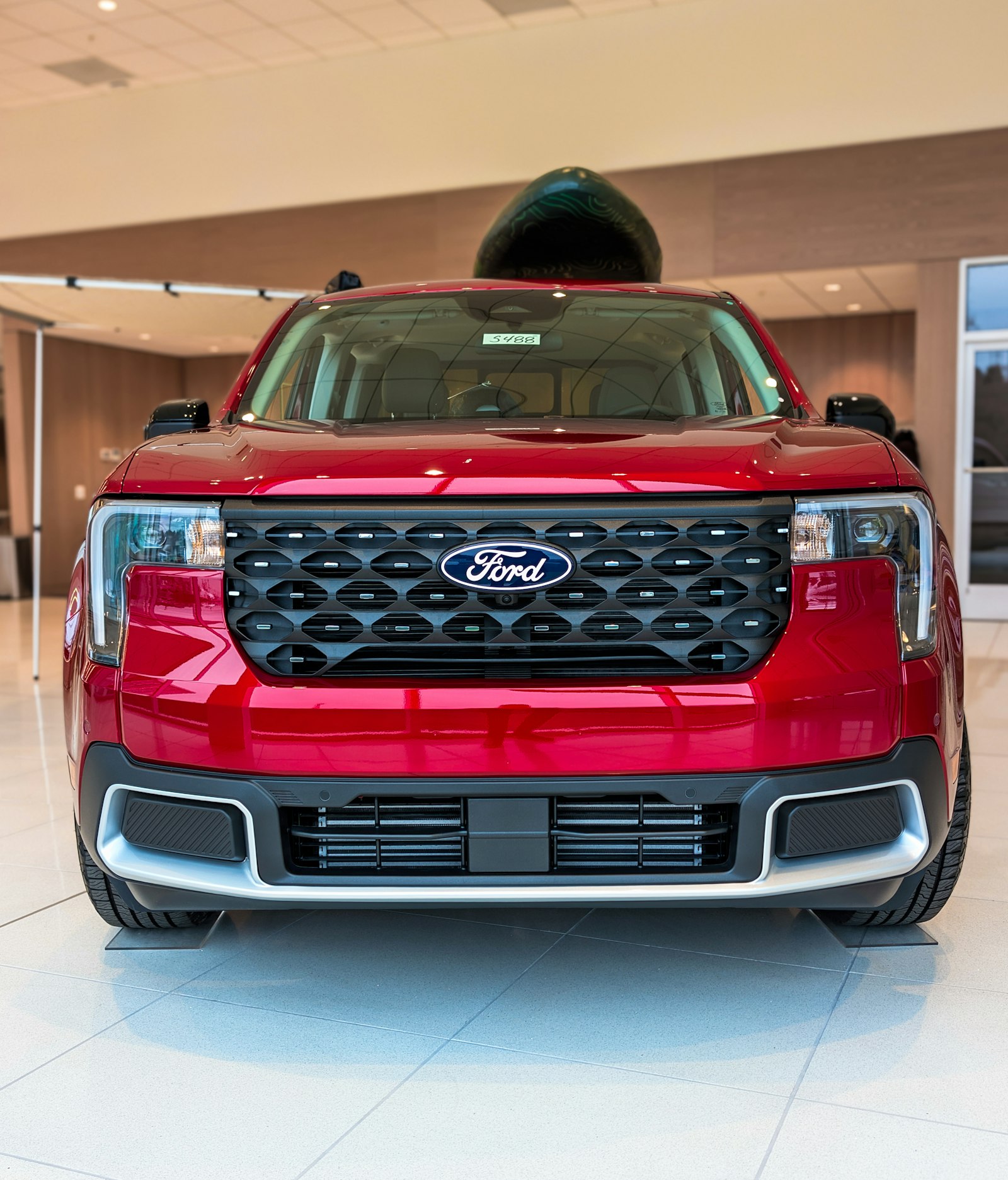 Roter Ford Neuwagen im Showroom